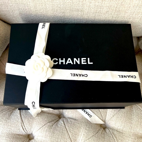 A Classic Caviar Chanel Boy Bag - Picture 10 of 12